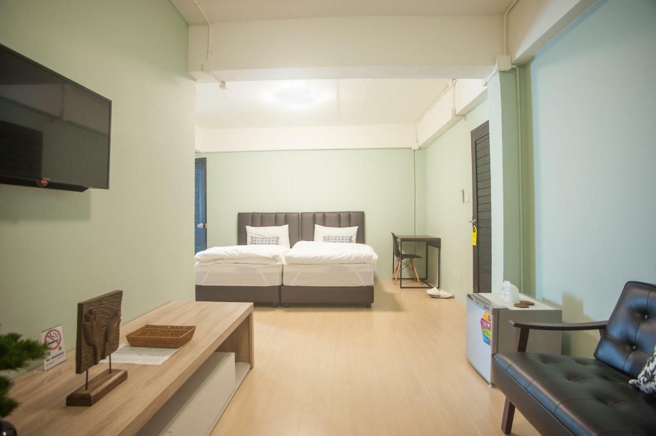 Hostel Baan Ploy In (Adults Only) Chiang Mai Zewnętrze zdjęcie
